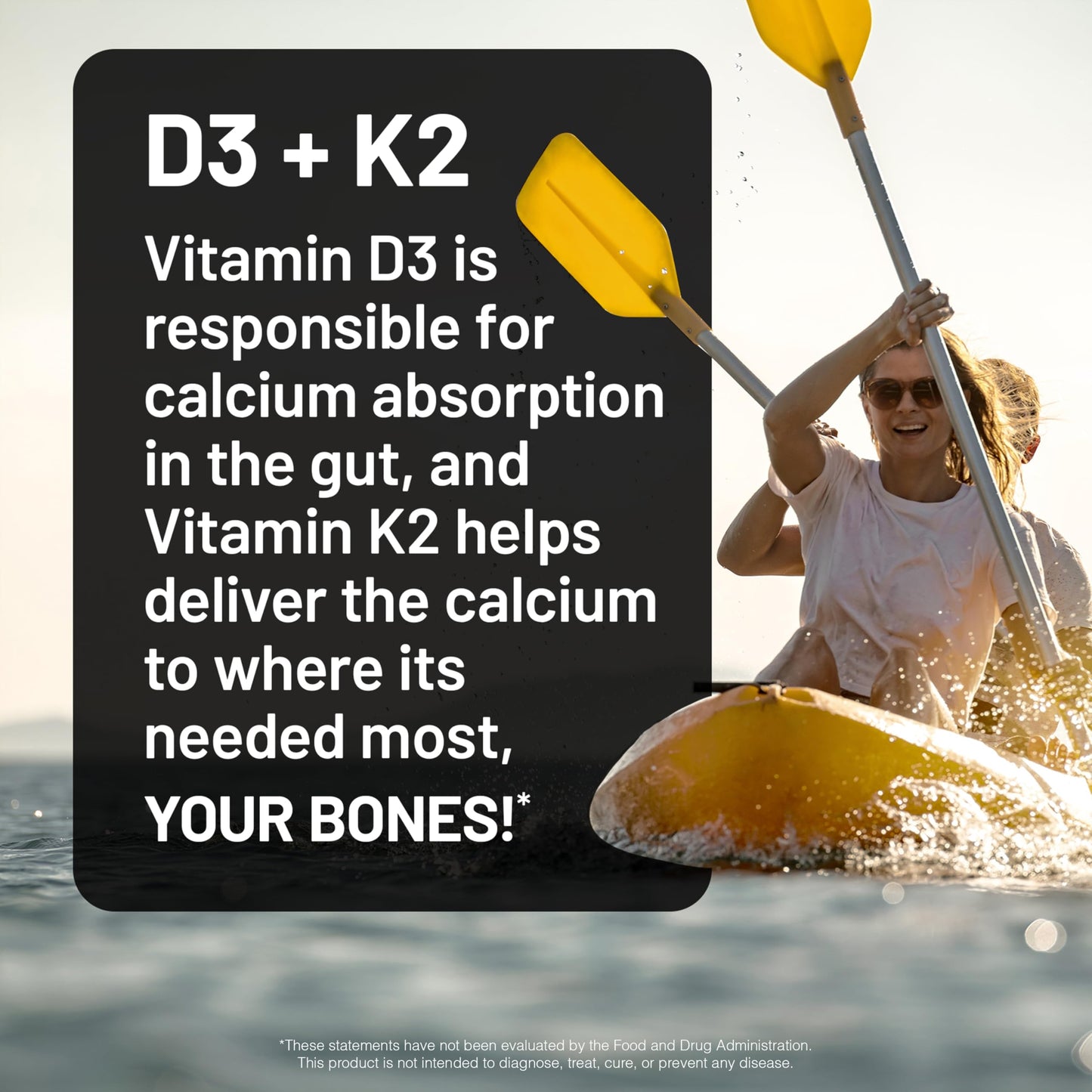 Cápsulas blandas amarillas de Vitamina D3 y K2 NatureWise en mano