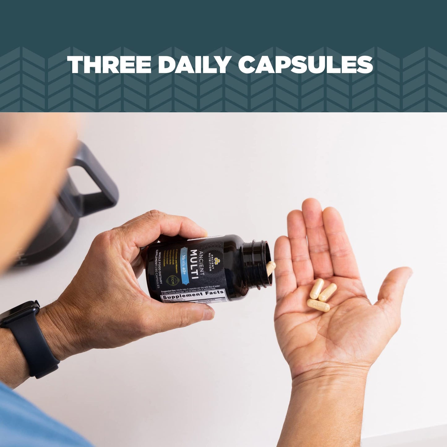Imagen de cápsulas de multivitaminas en la mano.