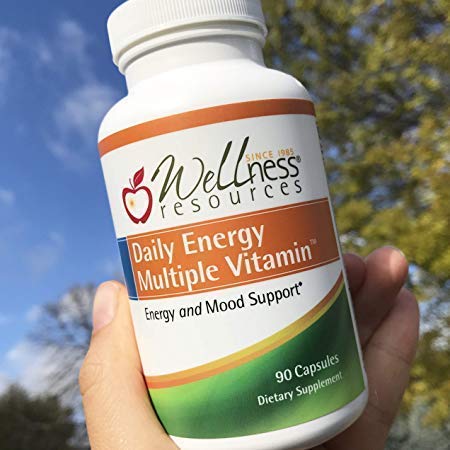 Botella sostenida del Daily Energy Multiple Vitamin Wellness Resources