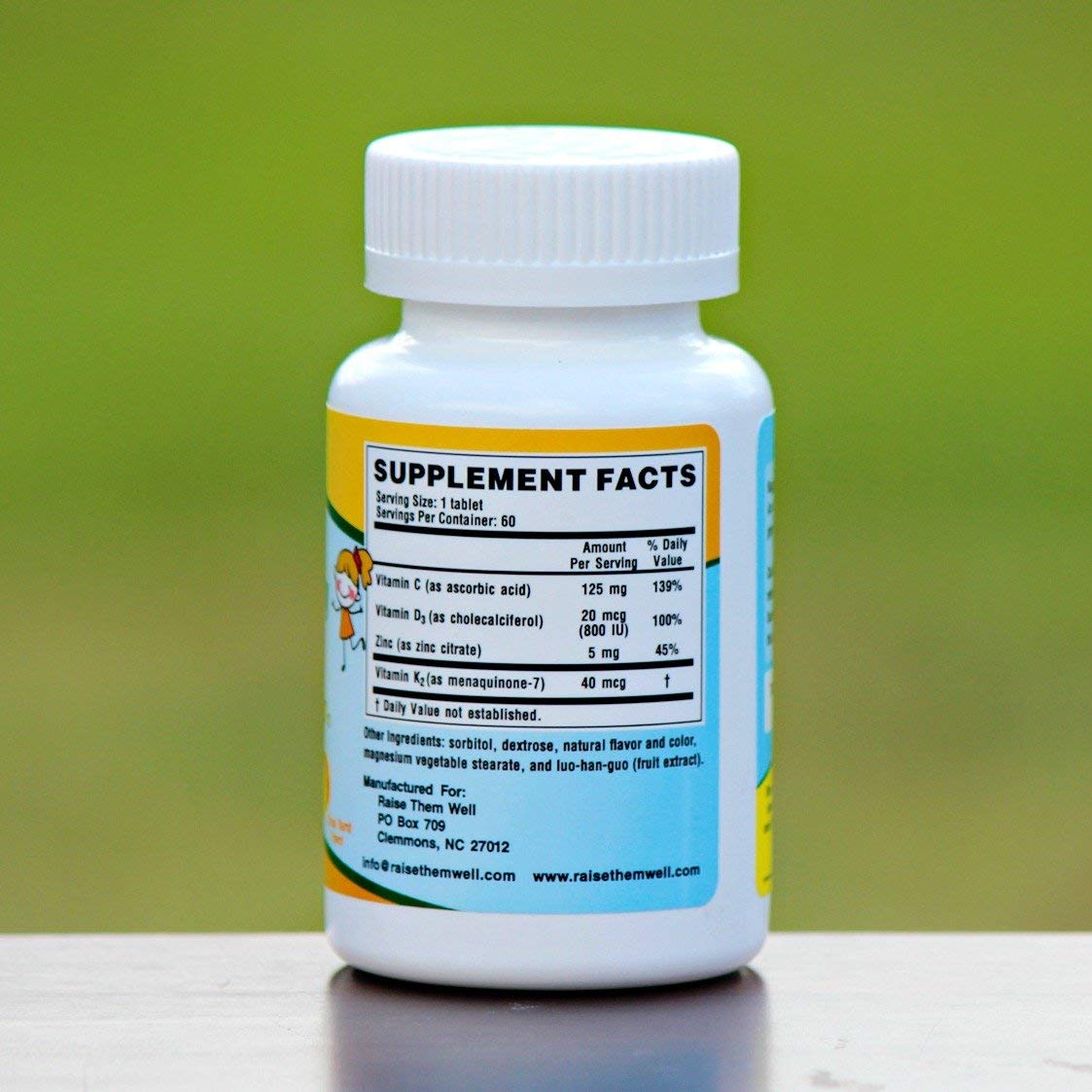 Detalle lateral de botella de vitaminas para niños.