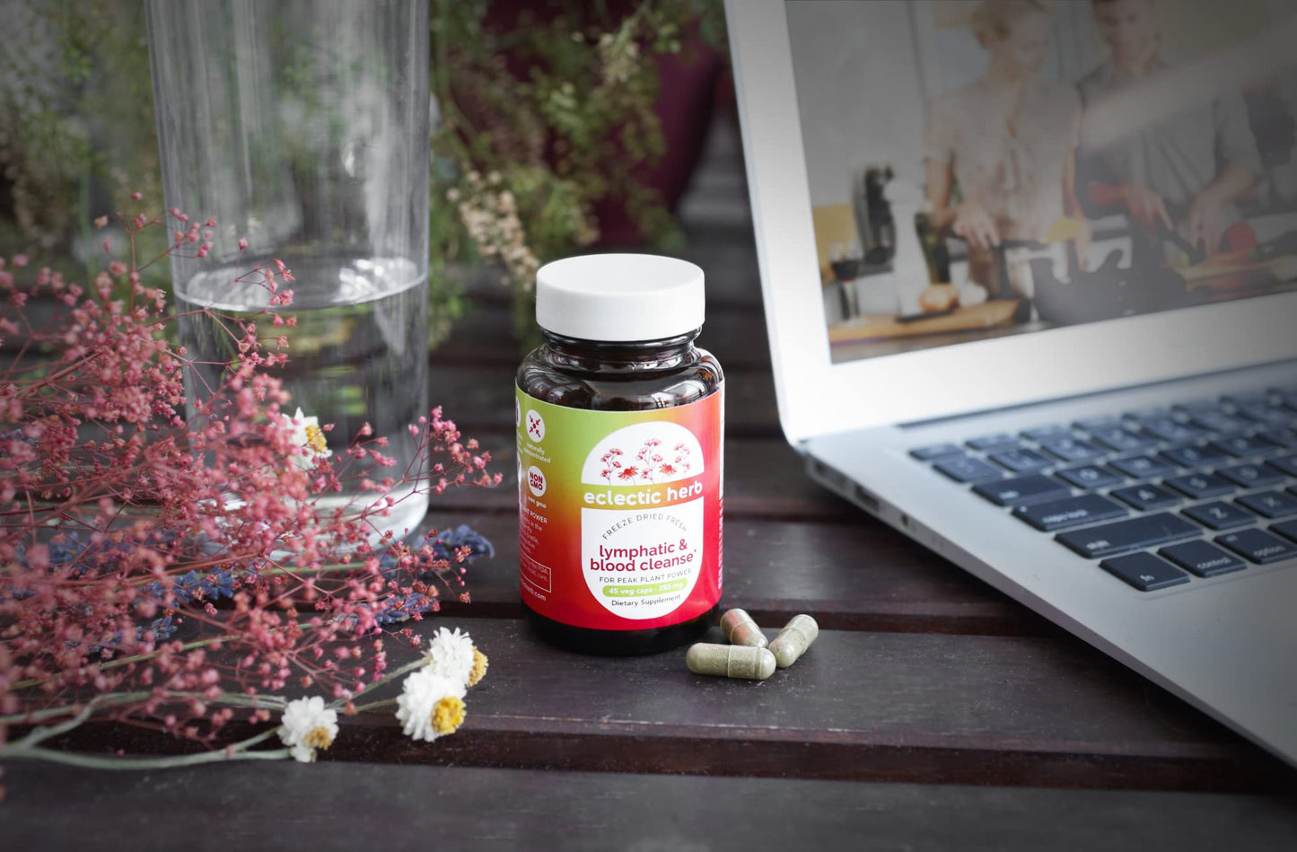 Eclectic Lymph & Blood Cleanse junto a una laptop