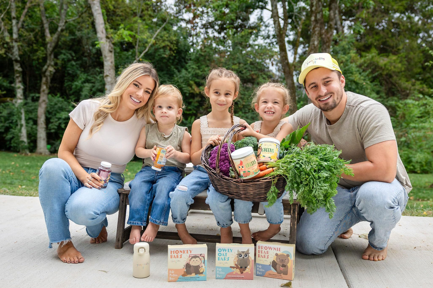 Familia disfrutando de la naturaleza y el bienestar.