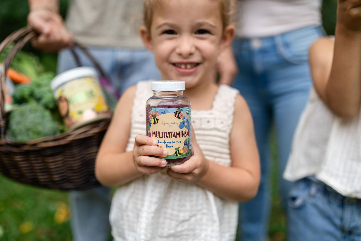 Familia con productos de bienestar natural.