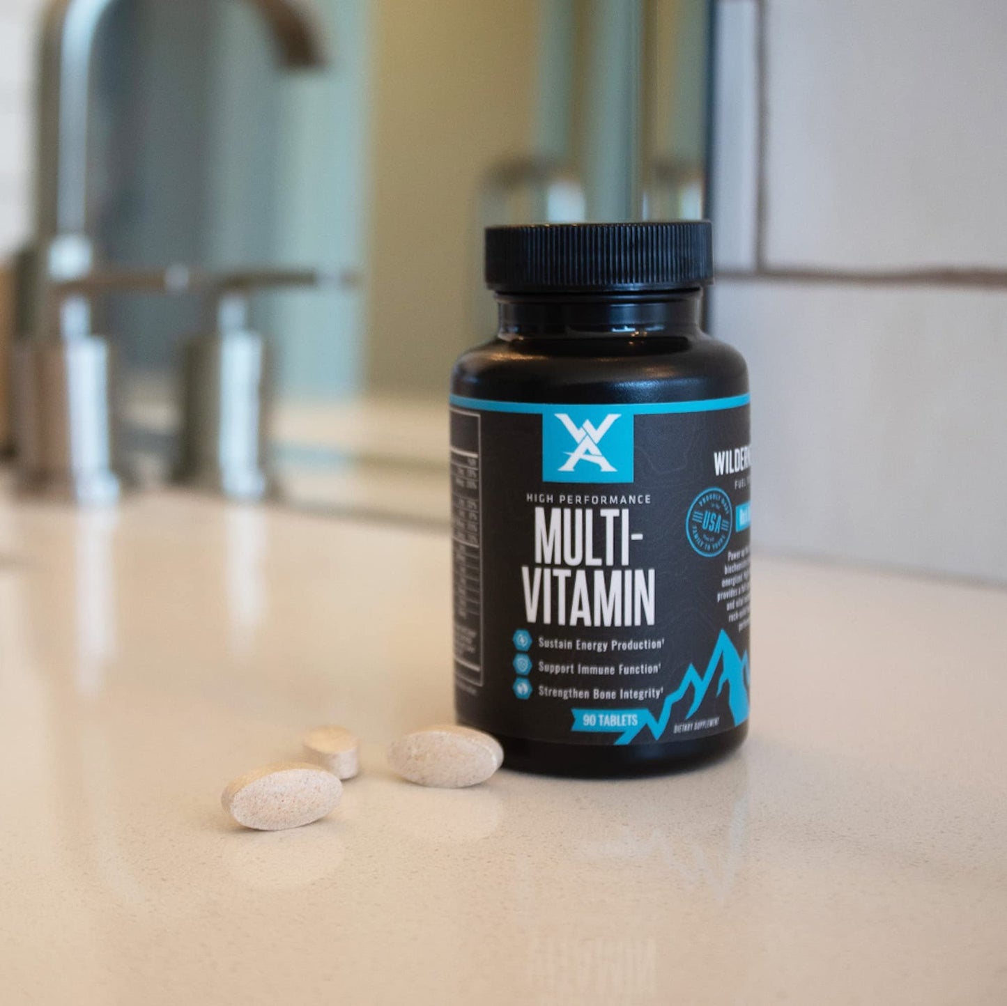 Frasco de multivitamínico en baño con pastillas