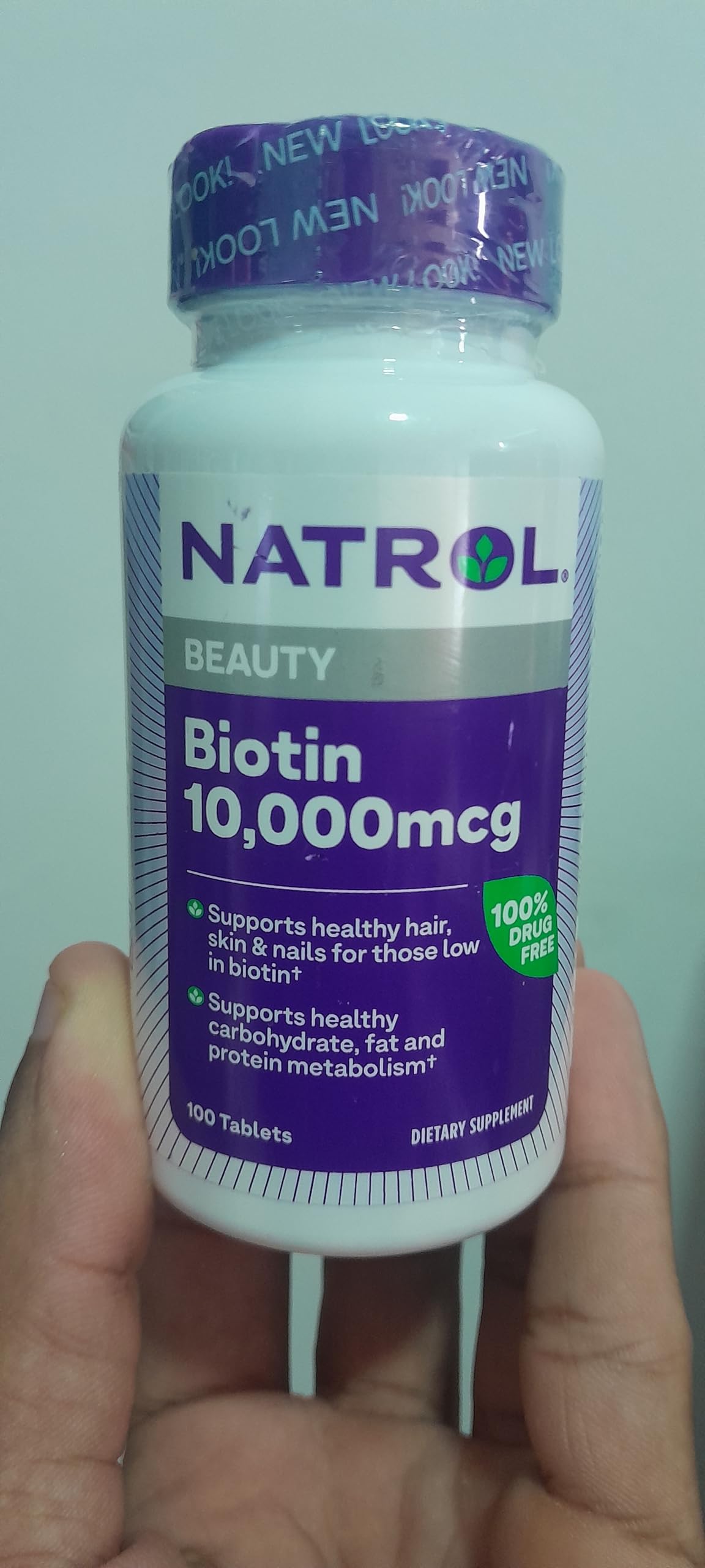 Frasco y tabletas Natrol Biotin Max 10000mcg