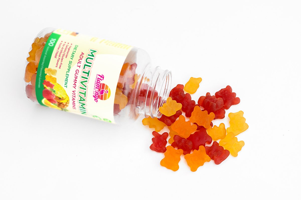 Gomitas Flamingo multivitamínicas derramadas sobre fondo blanco