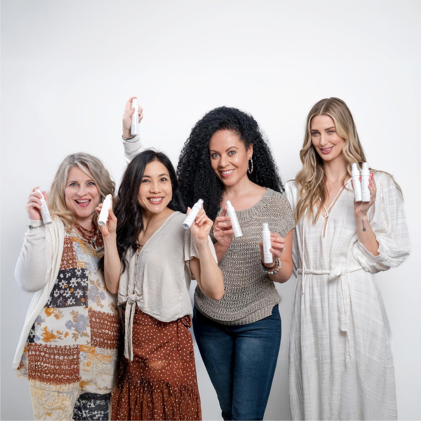 Grupo de personas sosteniendo botellas de spray multivitamínico
