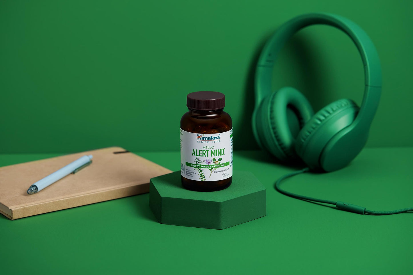 Himalaya Hello Alert Mind cápsulas en mano