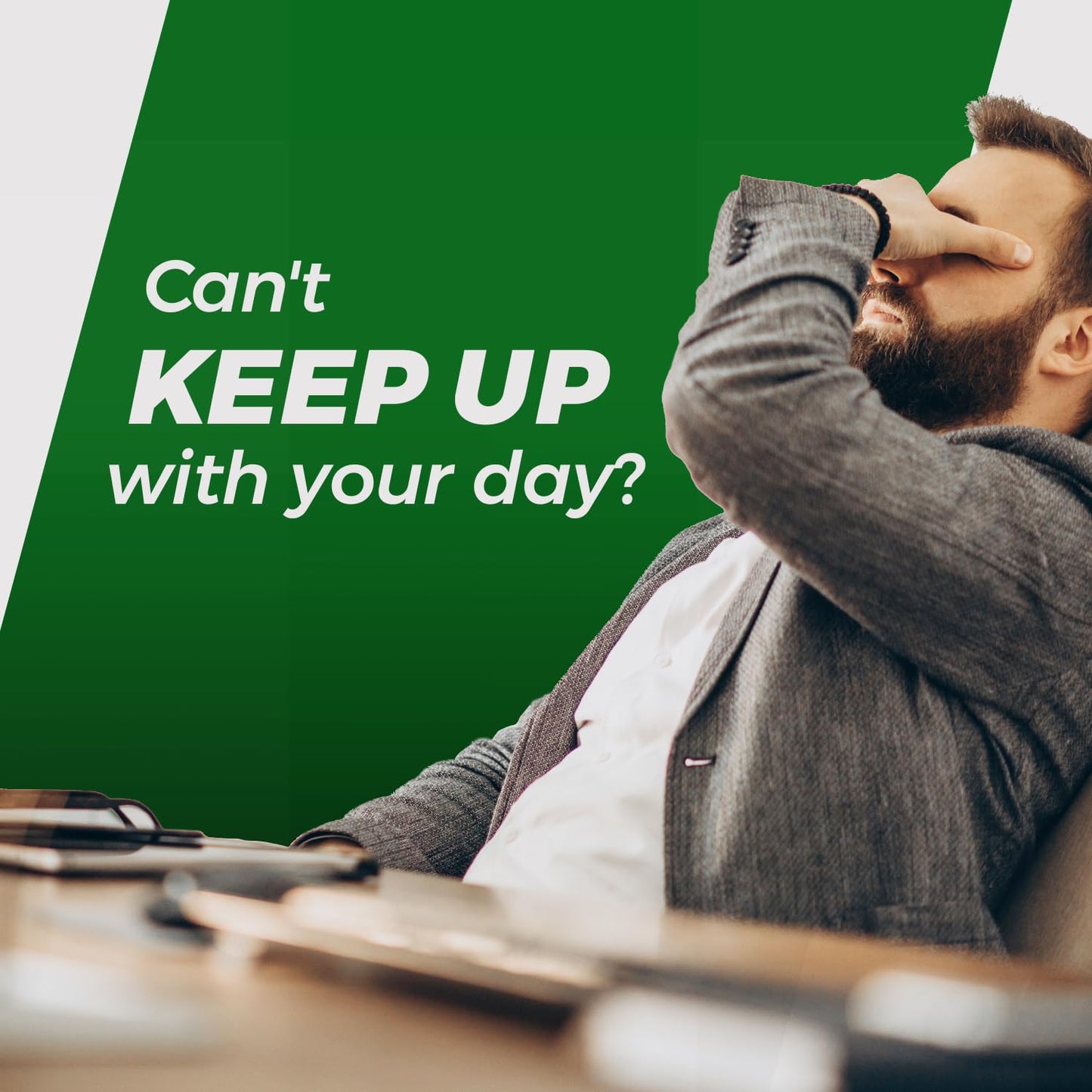 Hombre cansado en oficina buscando energía