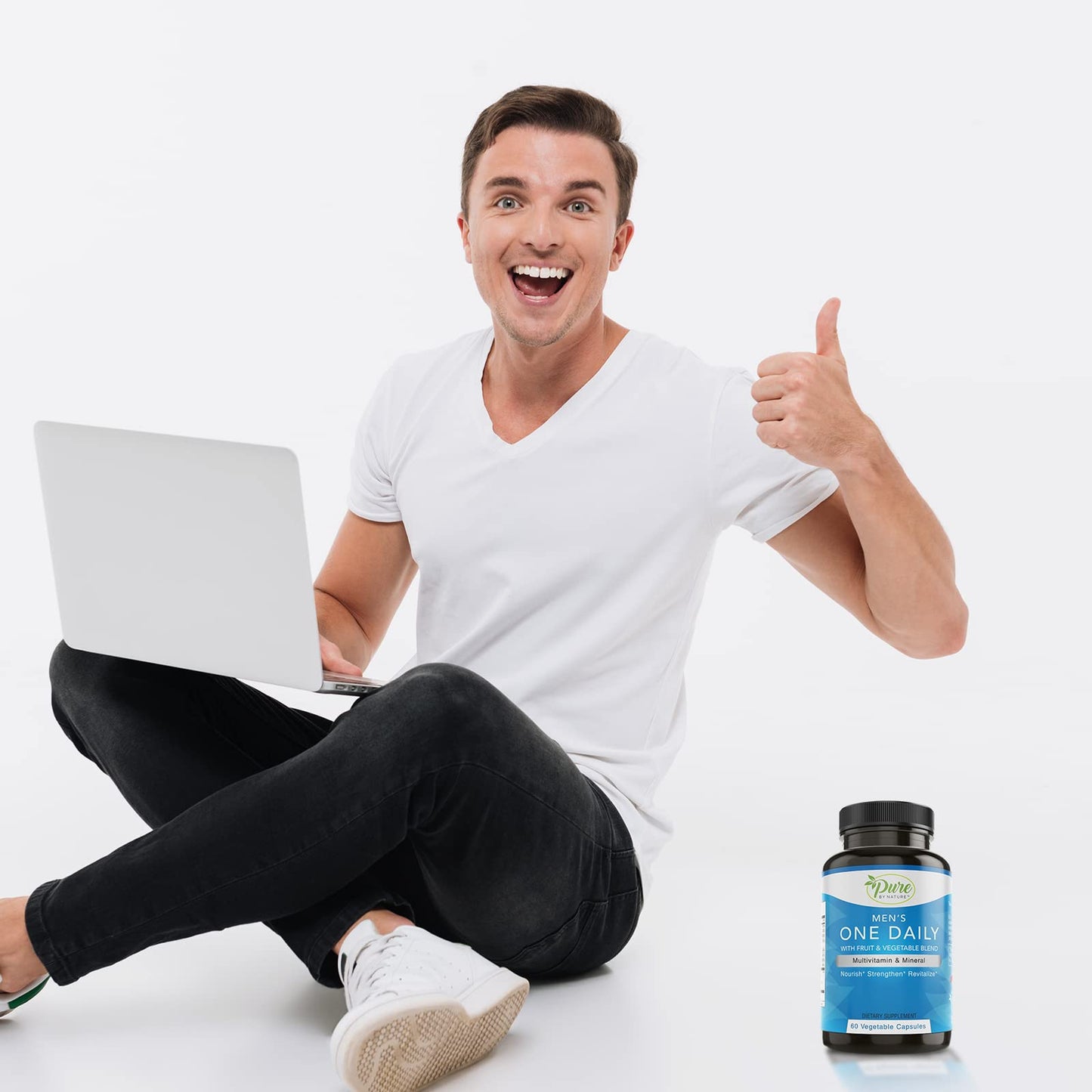 Hombre sosteniendo computadora junto a Pure By Nature Multivitamina