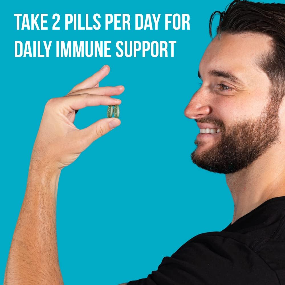 Hombre sosteniendo multivitamínico Pure for Men