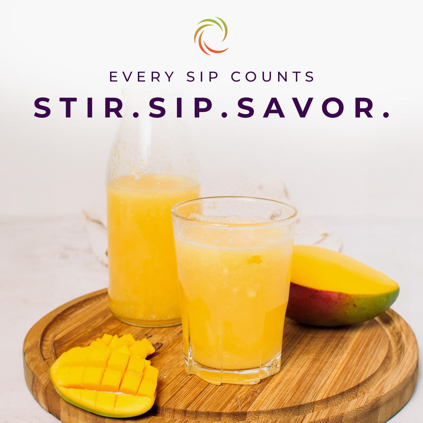 Juego de bebida de mango con vaso y mango fresco.