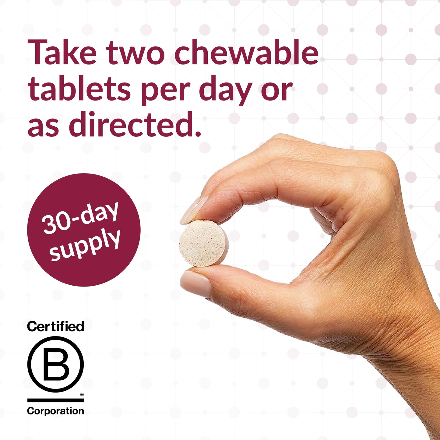 Mano sujetando una tableta masticable de Bariatric Advantage