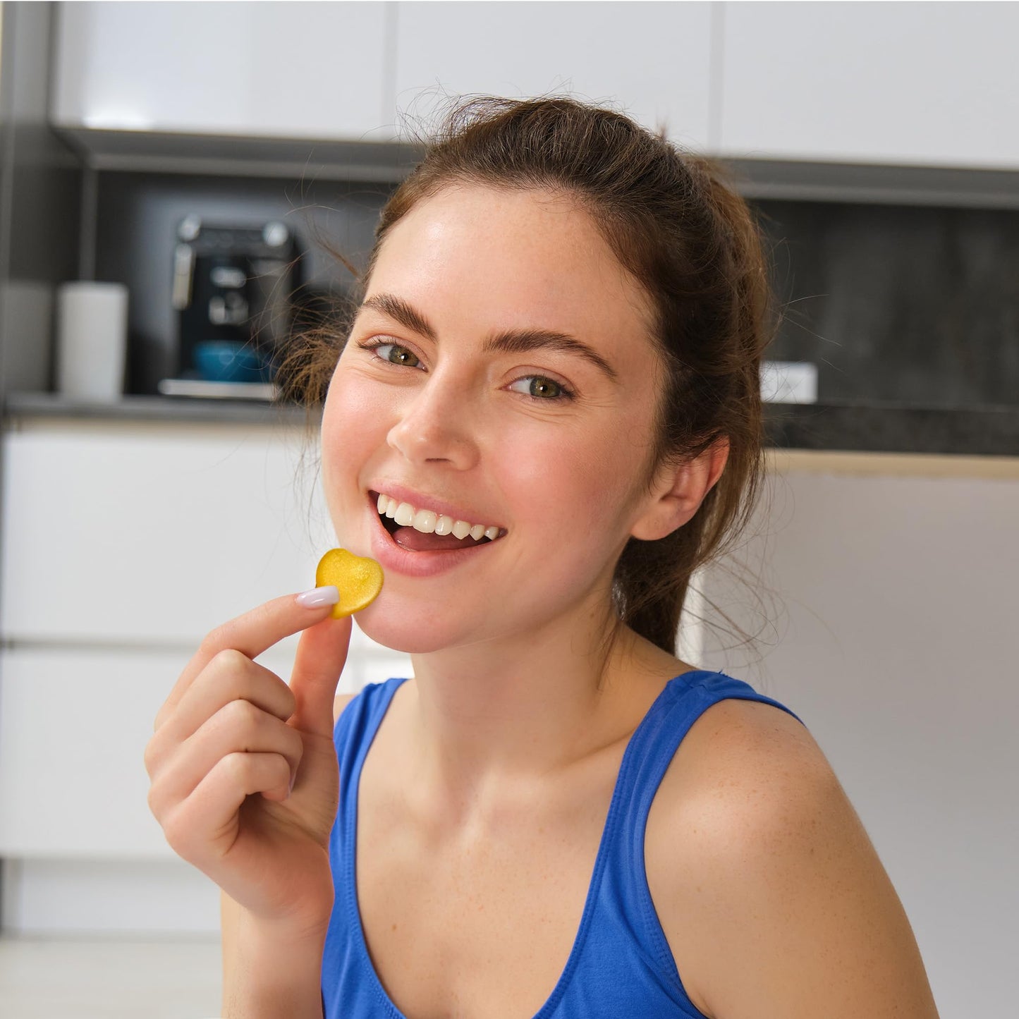 Mujer comiendo gomita multivitamínica