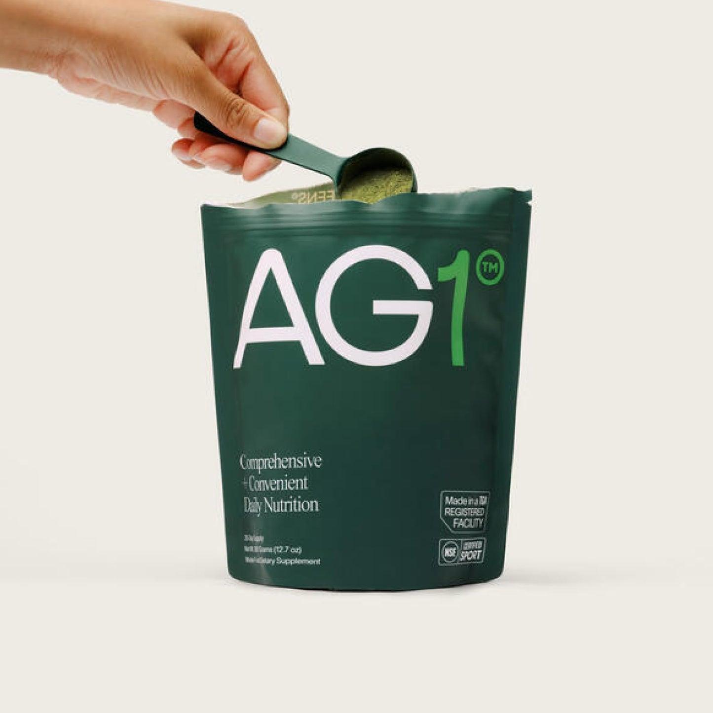 Mujer consumiendo AG1 bebida vegetal