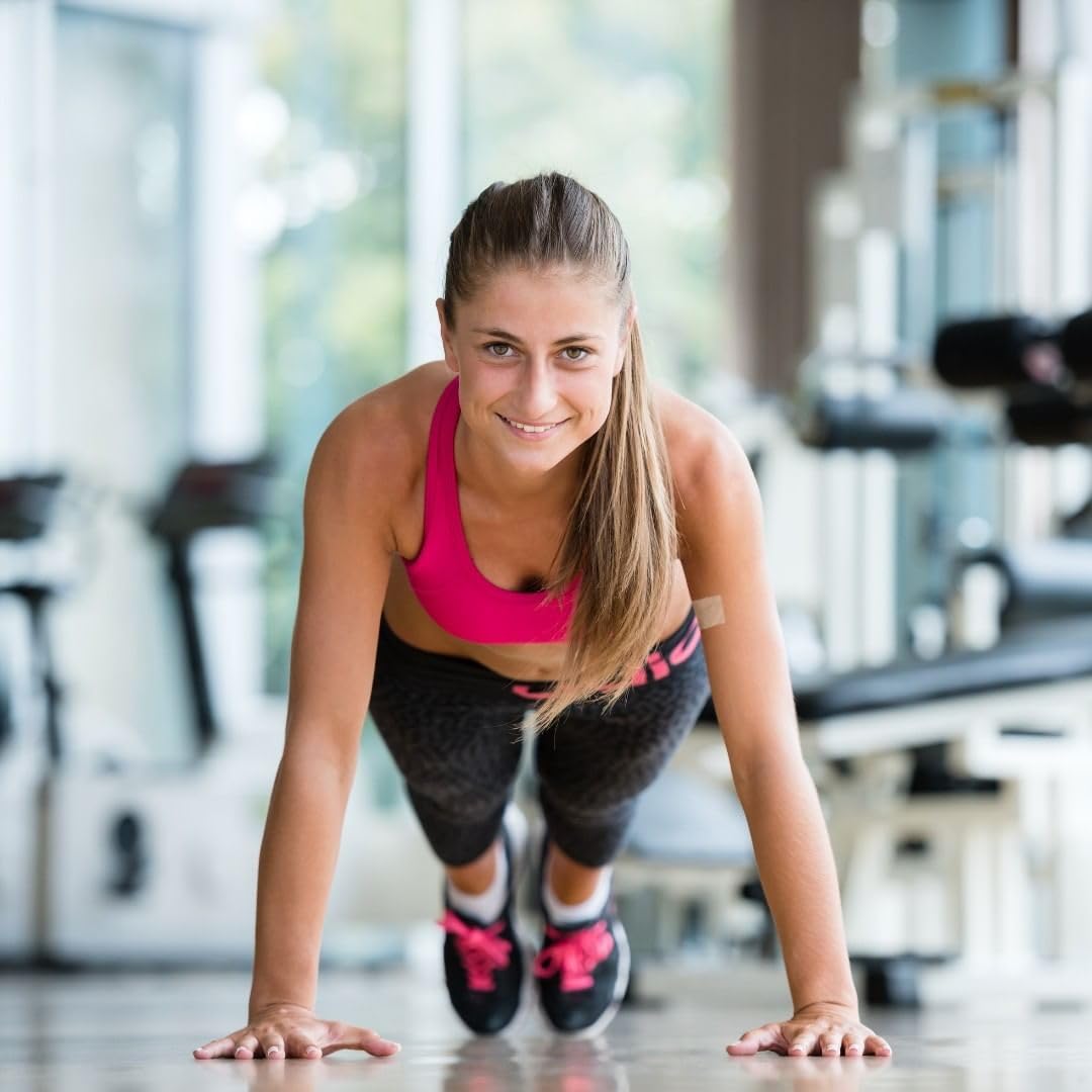 Mujer entrenando con parches NAD Plus