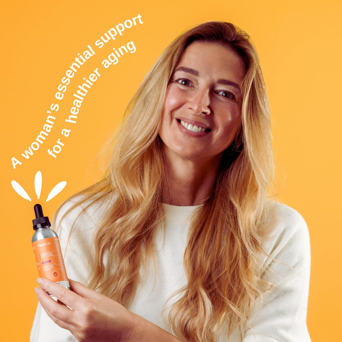 Mujer sosteniendo suplemento multivitamínico líquido.
