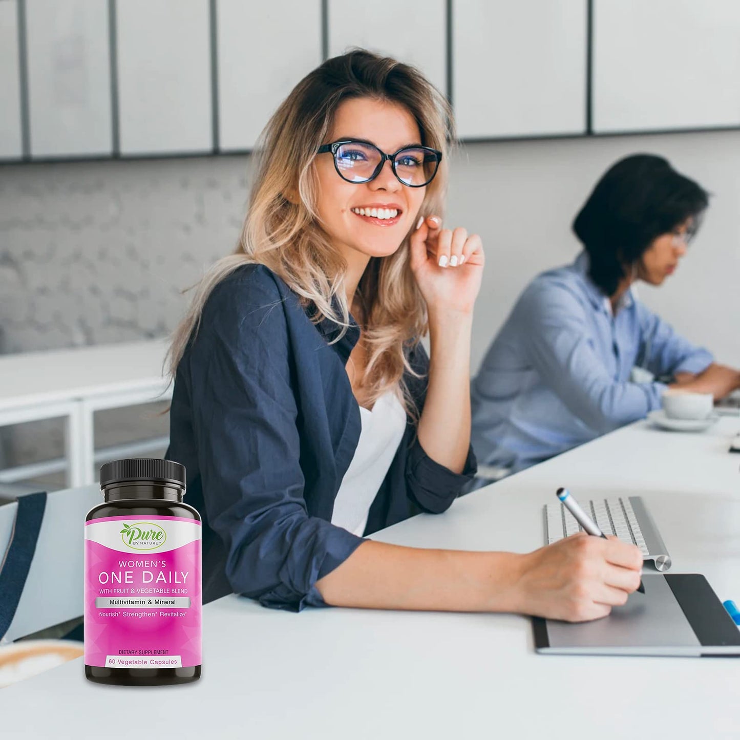 Mujer usando multivitamínico Pure By Nature