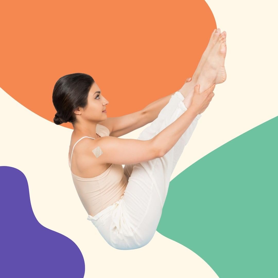 Mujer practicando yoga con parches NAD Plus