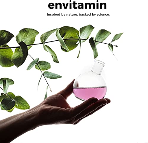 Mano sosteniendo tubo de ensayo con elementos naturales.