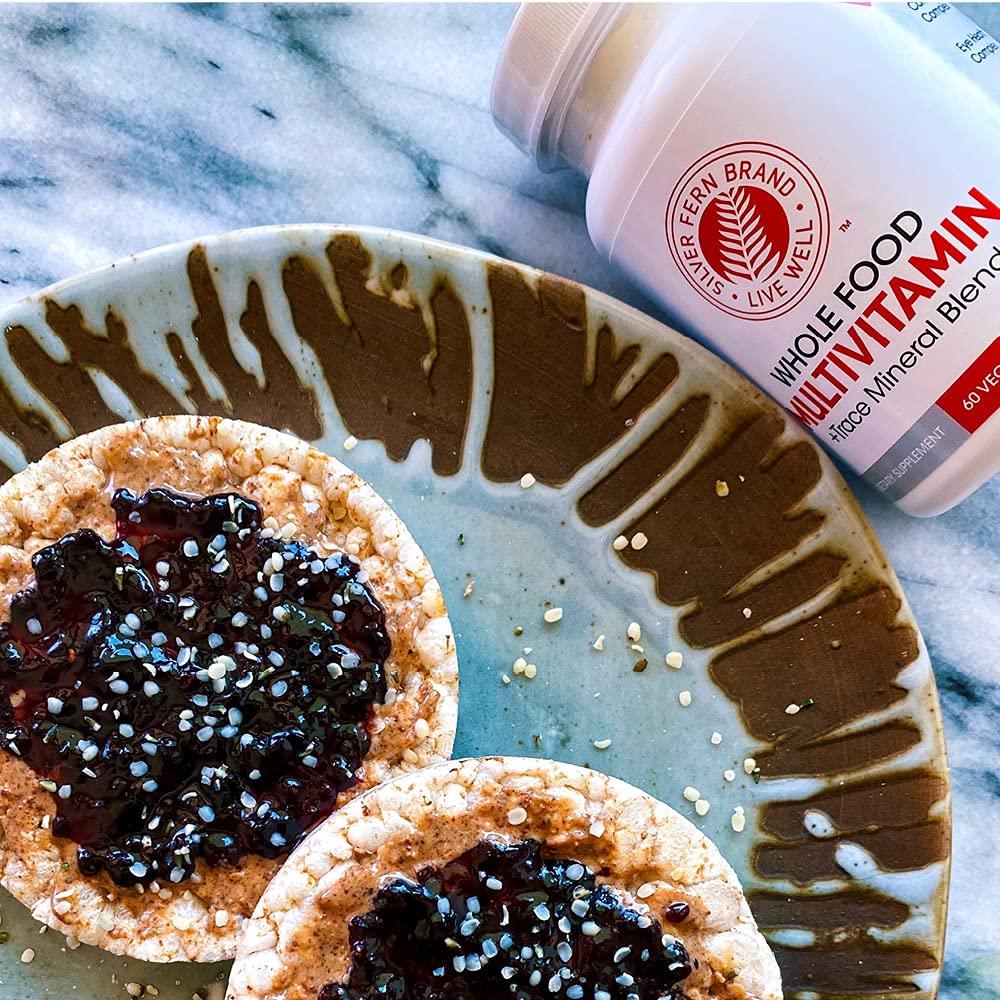 Multivitamínico Silver Fern junto con galletas y mantequilla