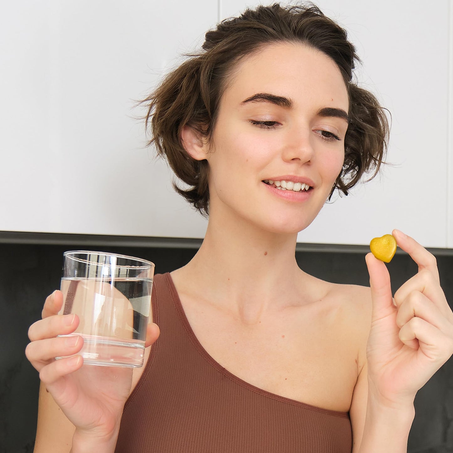 Persona disfrutando gomita multivitamínica
