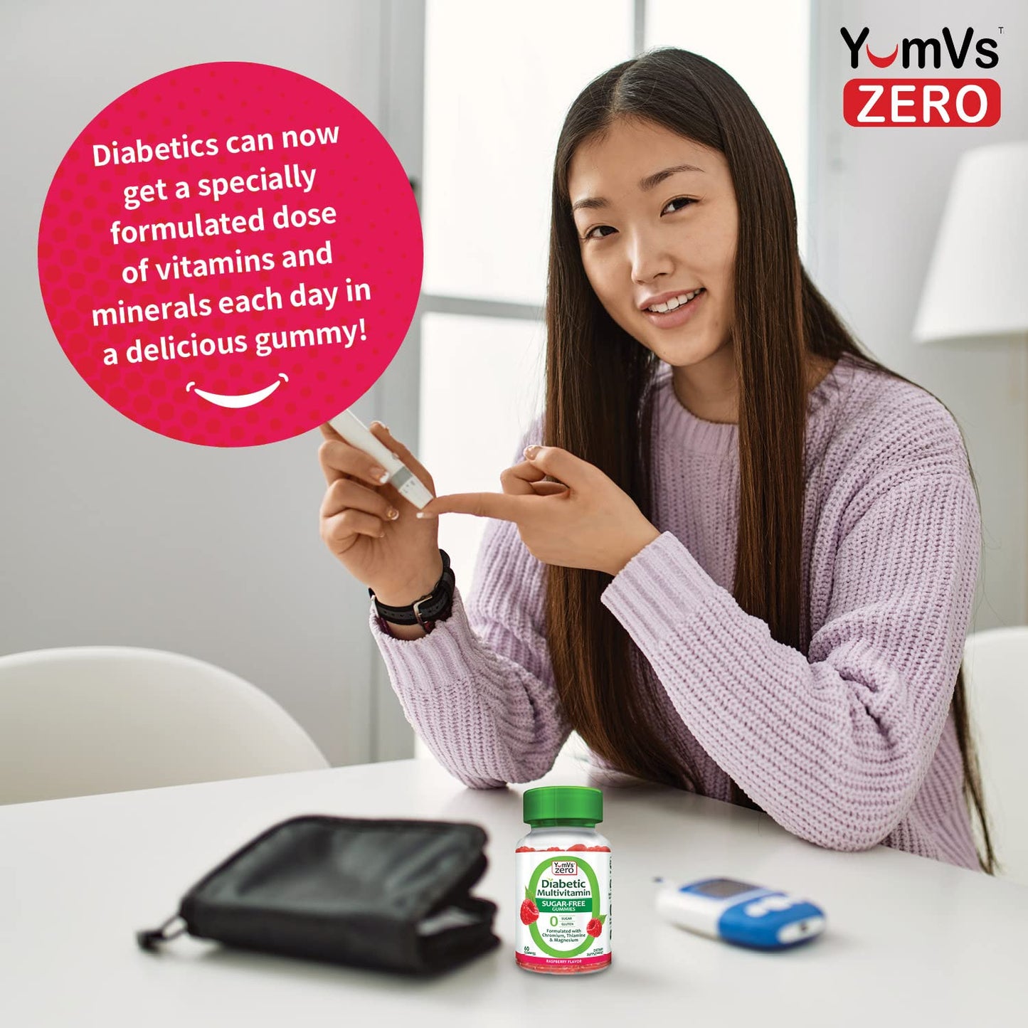 Persona mostrando cómo integrar vitaminas YUM-V'S en su rutina.