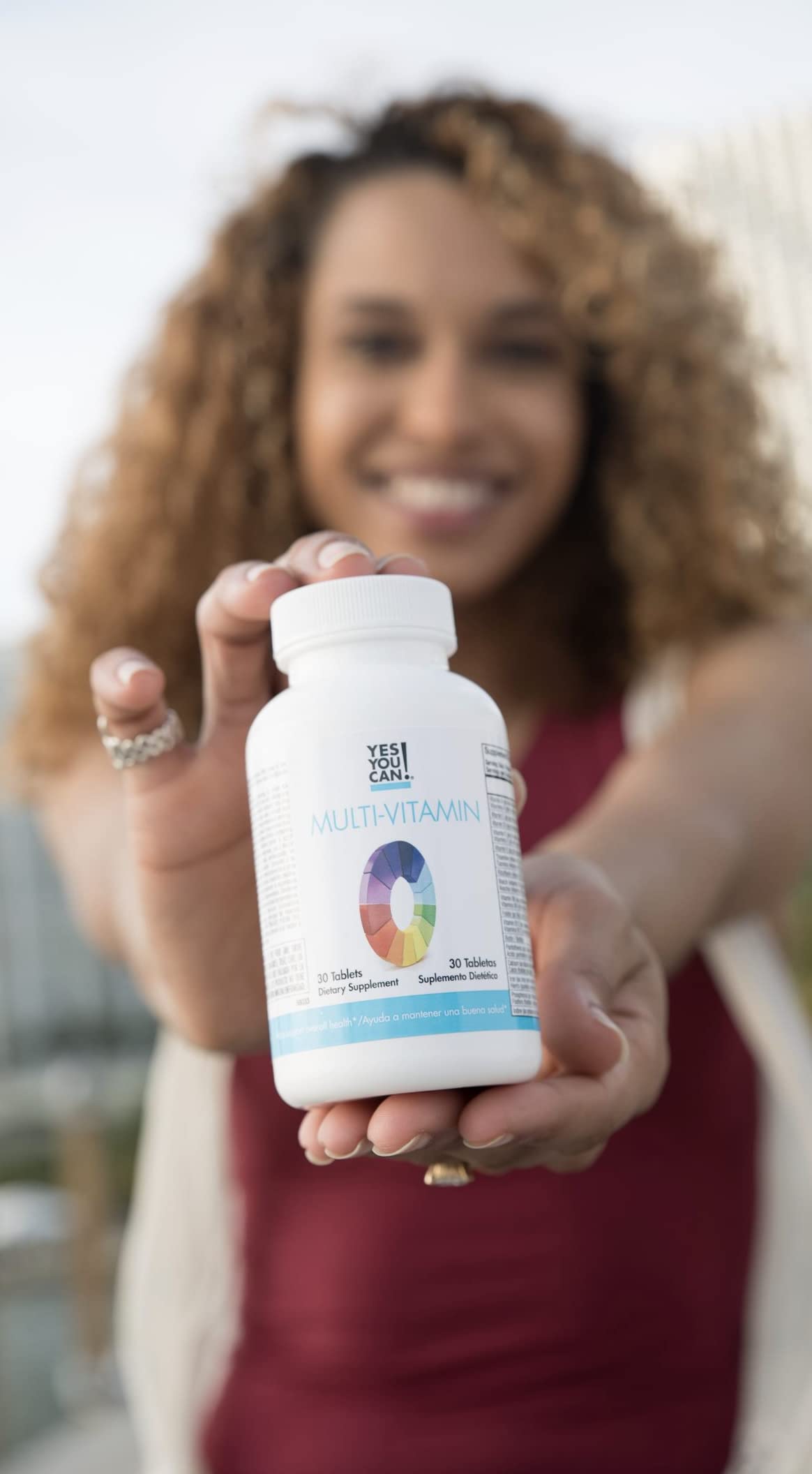 Persona mostrando multivitamina Yes You Can