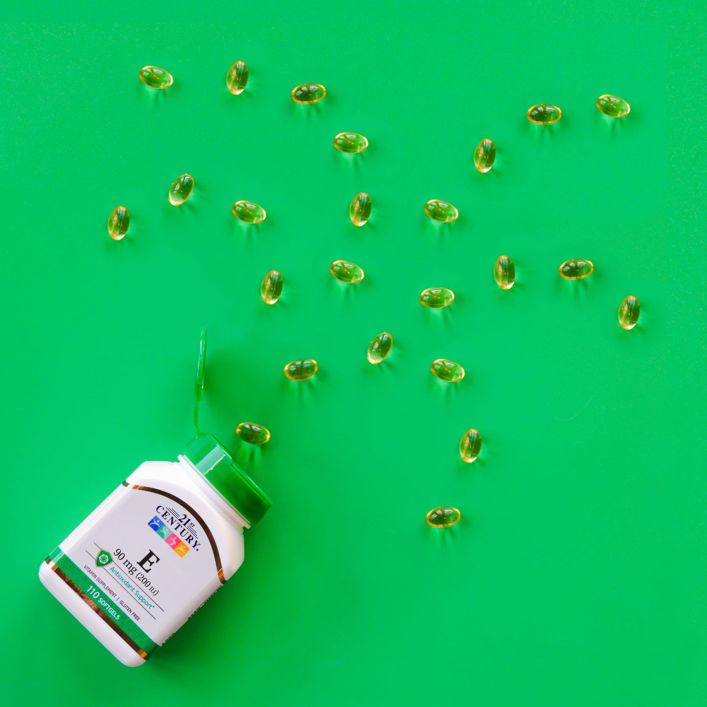 Softgel vitamina E 21st Century sobre fondo blanco
