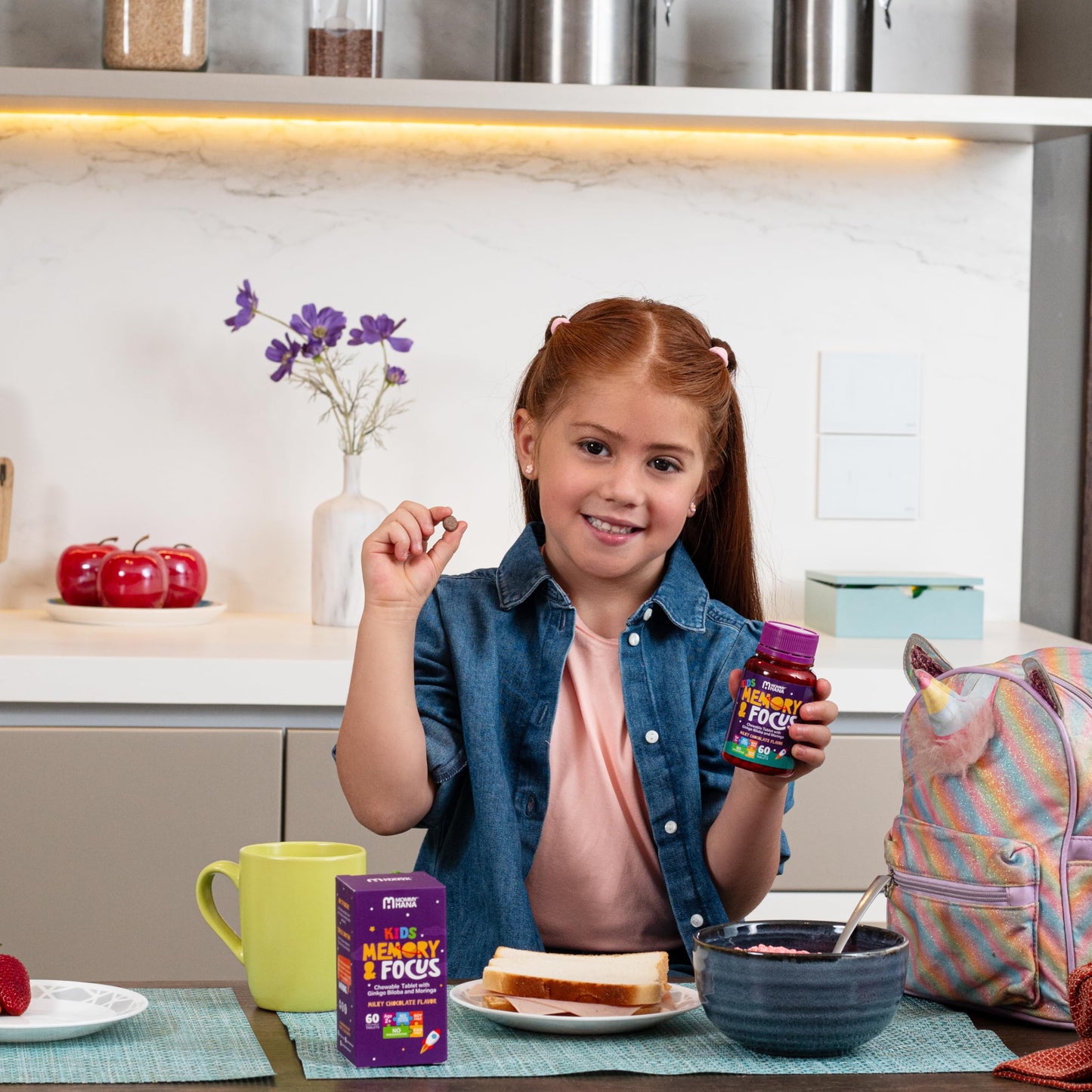 Suplemento vitamínico infantil con colostro y probióticos fortaleciendo intestino