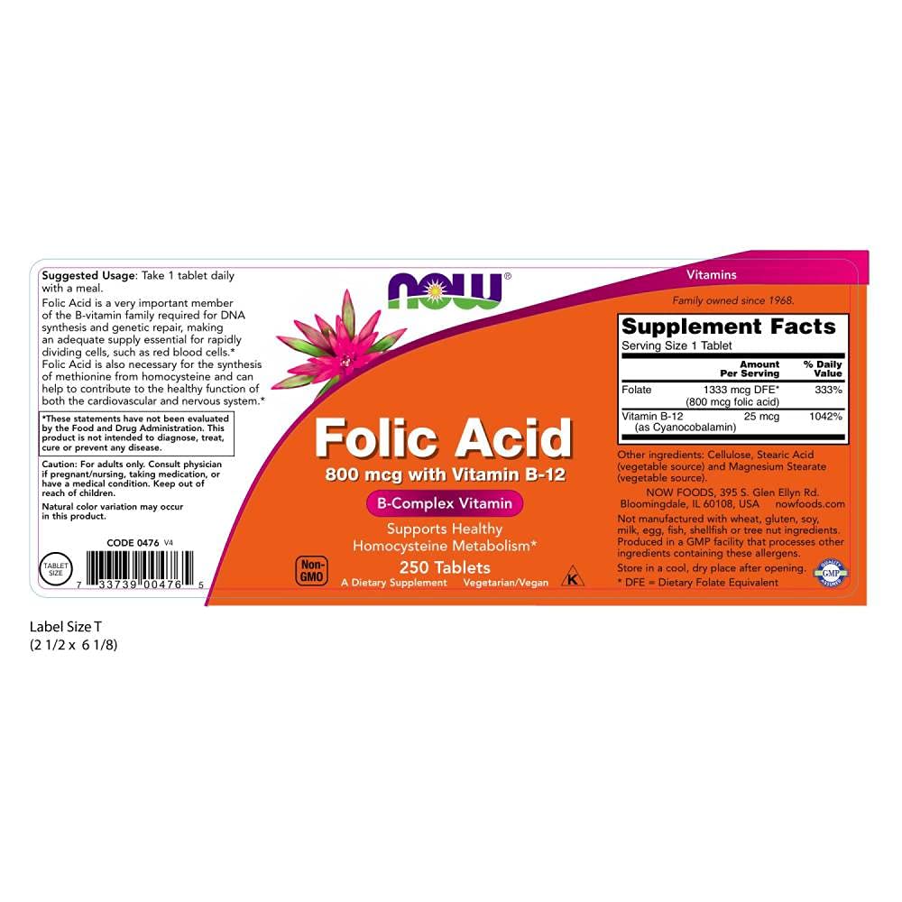 Tabletas de ácido fólico NOW Foods en mano