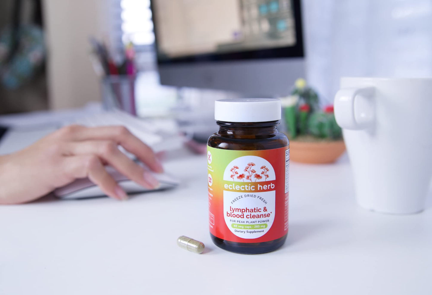 Usuaria usando Eclectic Lymph & Blood Cleanse en su oficina