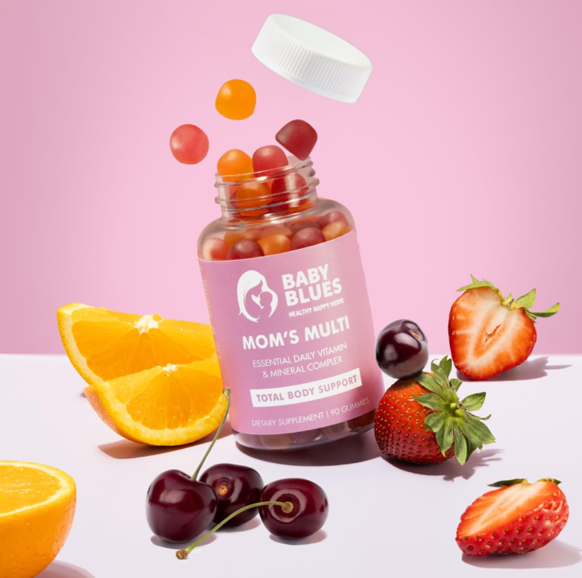 Variedad de frutas con gomas multivitamínicas Baby Blues al aire libre.