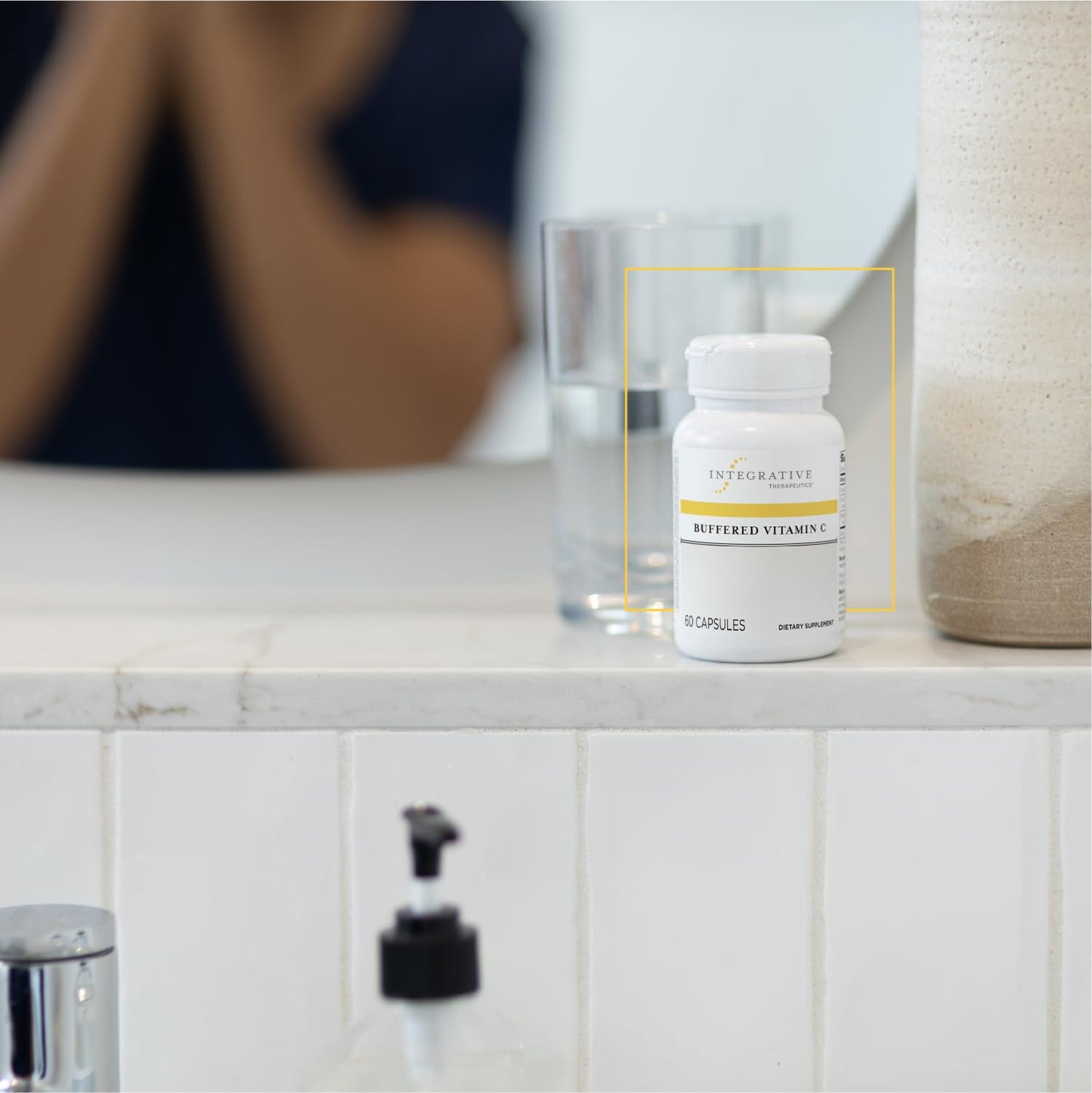 Vista lateral botella vitamina C bufferizada Integrative Therapeutics
