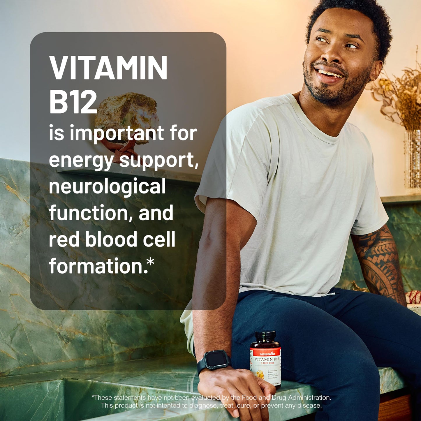Vitamin B12 NatureWise cápsulas rojas en mano