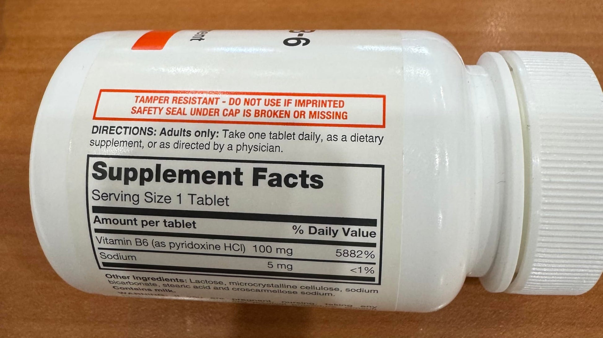 Bote de vitamina B6 con etiqueta