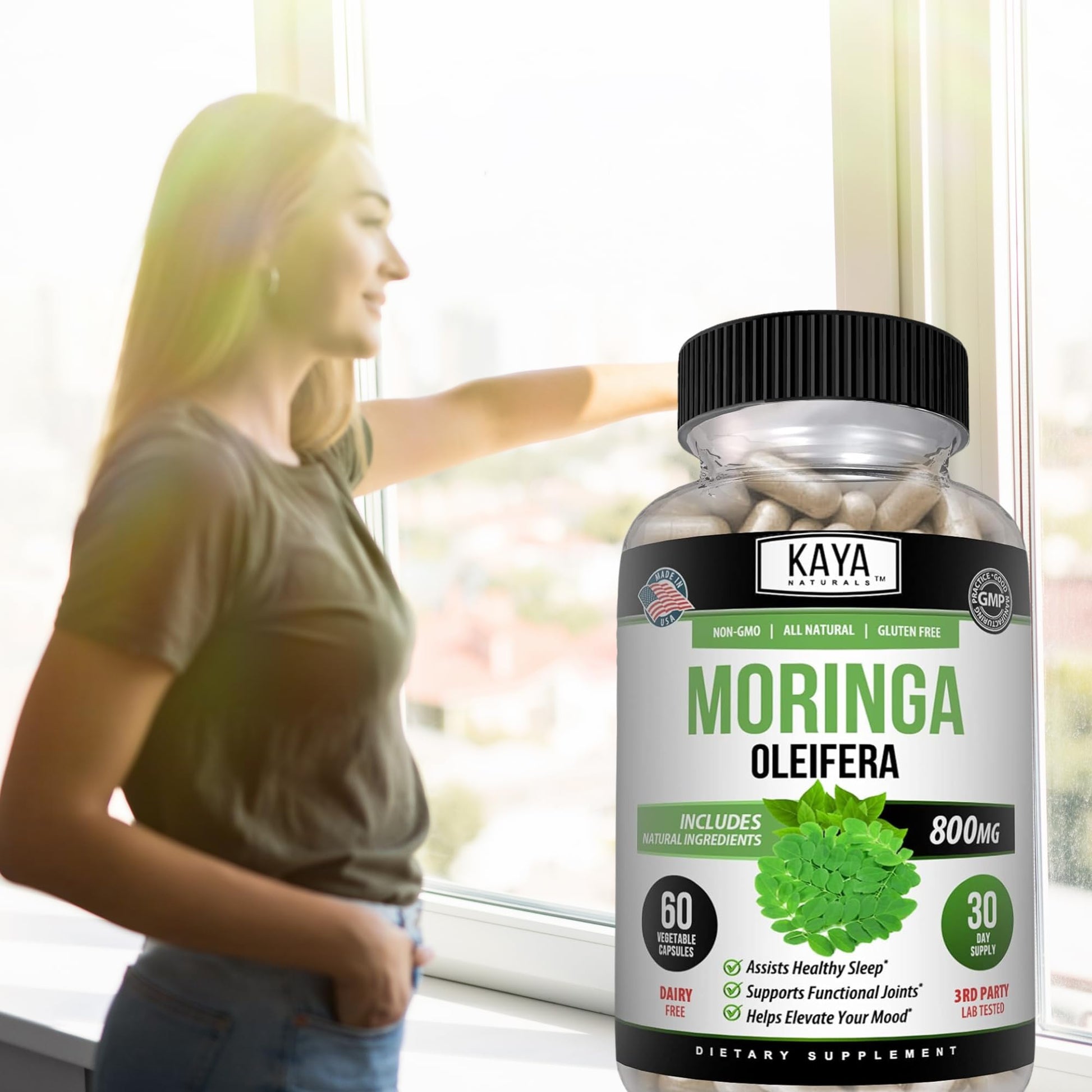botella moringa kaya naturals junto vaso agua