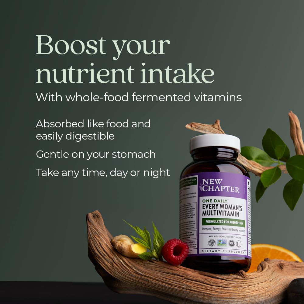 Botella de multivitaminas con frutas sobre fondo verde