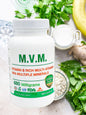 Botella de multivitamínico MVM con cápsulas.