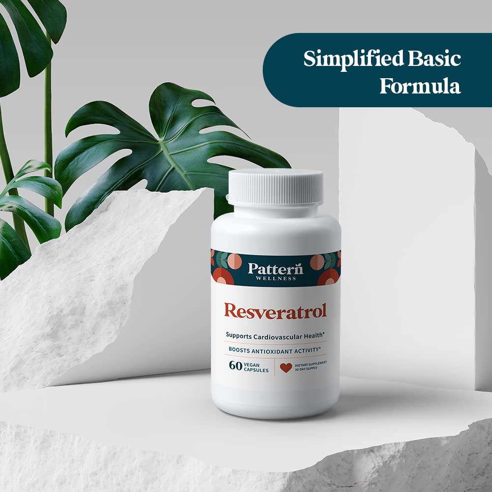 Botella de resveratrol Pattern Wellness en entorno natural