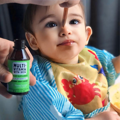 Botella de suplemento líquido multivitamínico