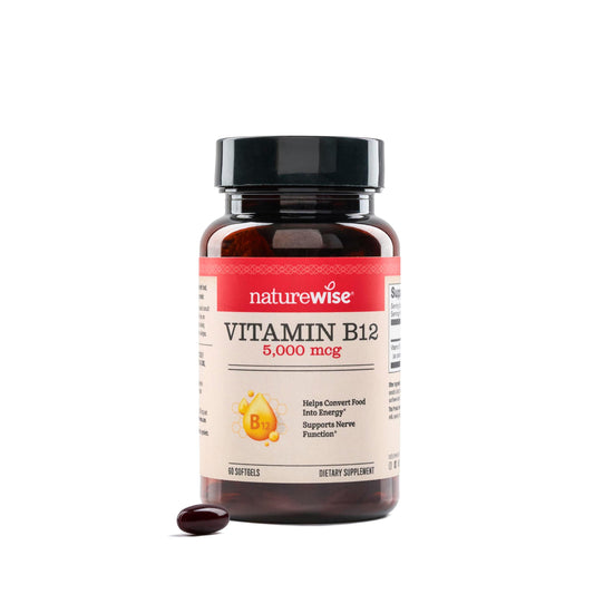 Botella de Vitamina B12 NatureWise 5000 mcg cápsulas rojas