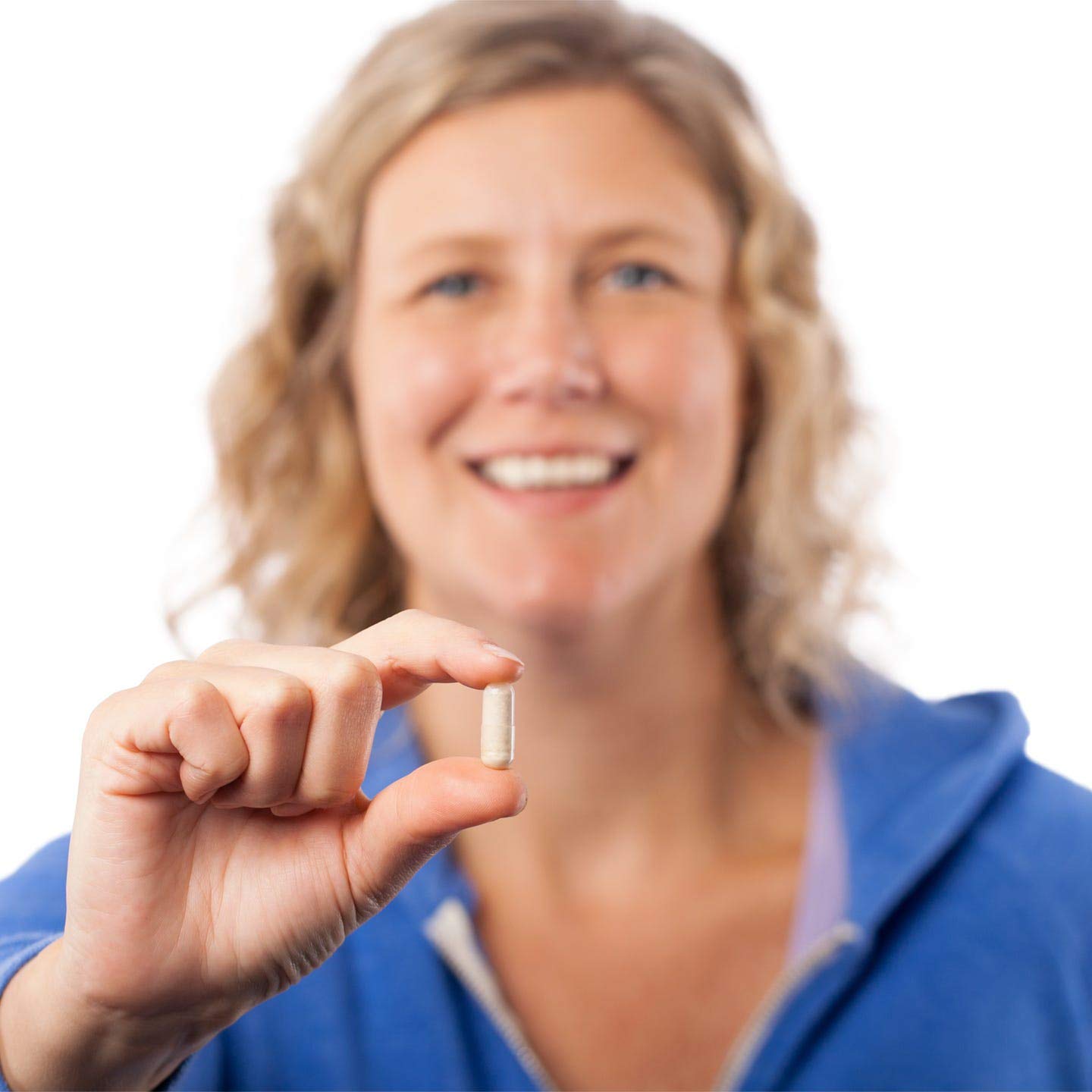 Cápsula Multivitamina Bariátrica en mano, comparación con moneda