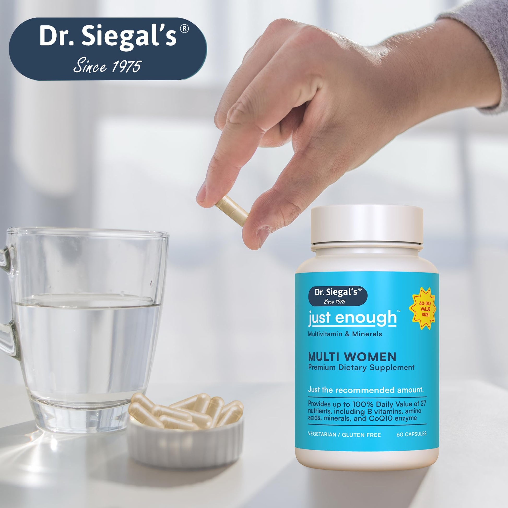 Cápsula de multivitamina Dr. Siegal siendo tomada con agua.