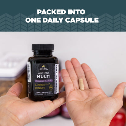 Cápsula de multivitamina para mujeres junto a envase