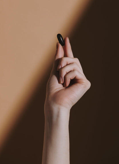 Cápsula de vitamina en mano