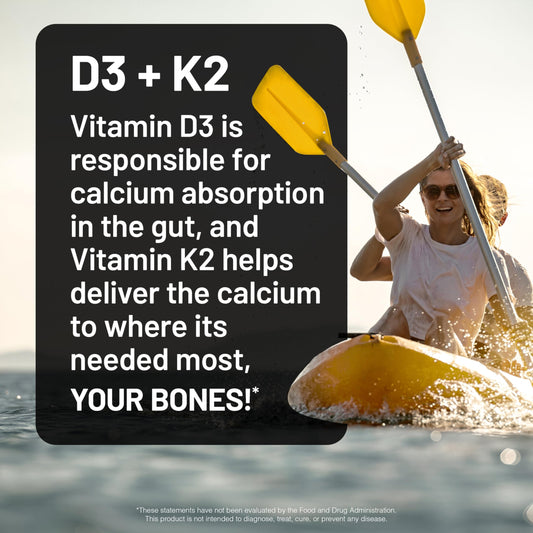 Cápsulas blandas amarillas de Vitamina D3 y K2 NatureWise en mano