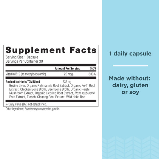 Cápsulas de vitamina b12 Ancient Nutrition en mano