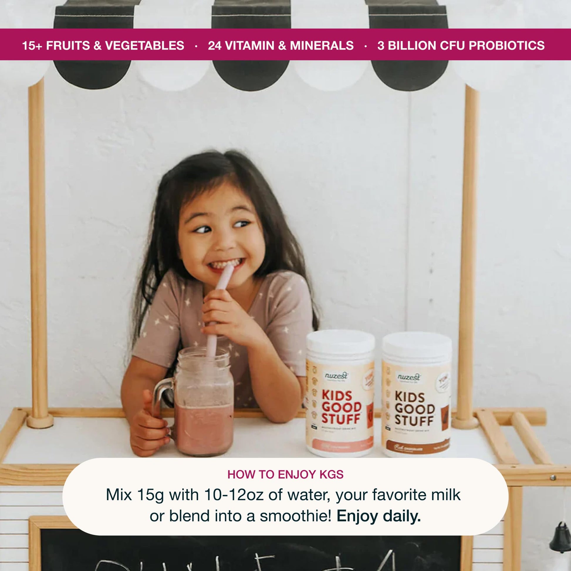 Chica disfrutando batido Nuzest niños fresa en vaso