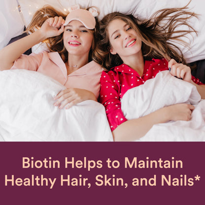 Chicas adolescentes disfrutando gominolas multivitamínicas